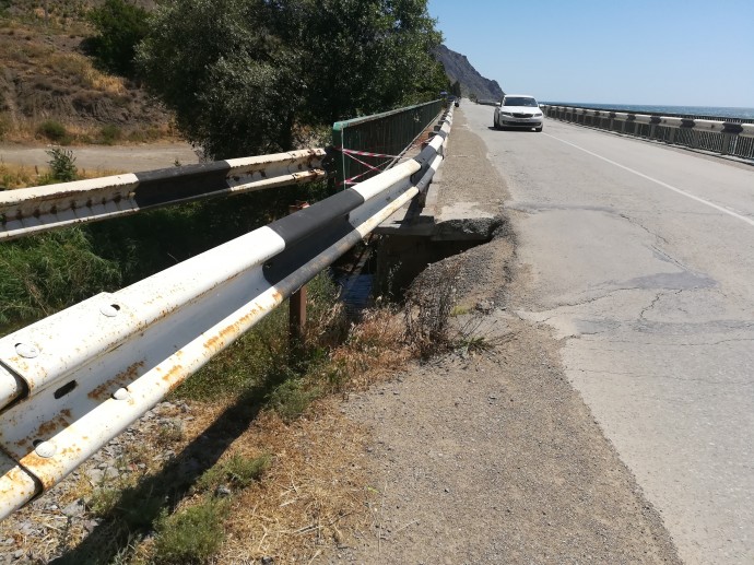 Поврежденный мост в Морском все-таки починят