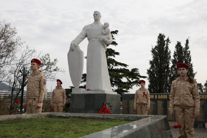 В День Неизвестного Солдата в Судаке почтили память павших героев