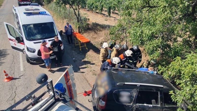 На дороге Судак - Солнечная Долина автомобиль врезался в дерево