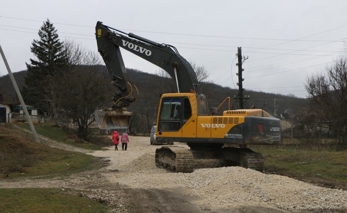 В Грушевке работники карьера ремонтируют разбитую стихией дорогу