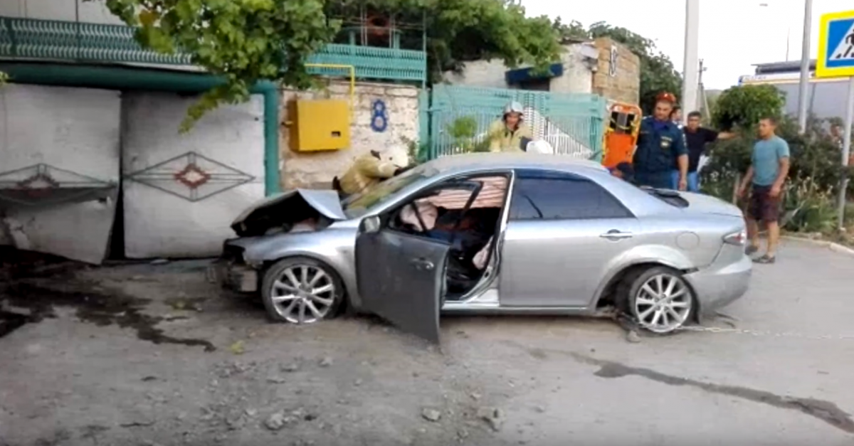 Появилось видео последствий аварии на улице Коммунальной в Судаке (18+)