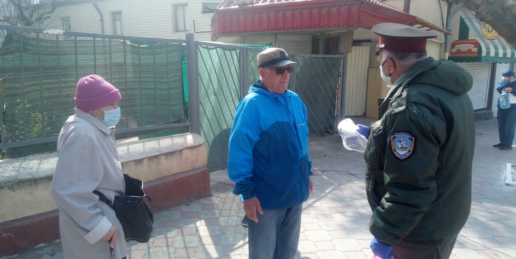 В Судаке раздают маски пожилым людям и помогают с покупками одиноким пенсионерам