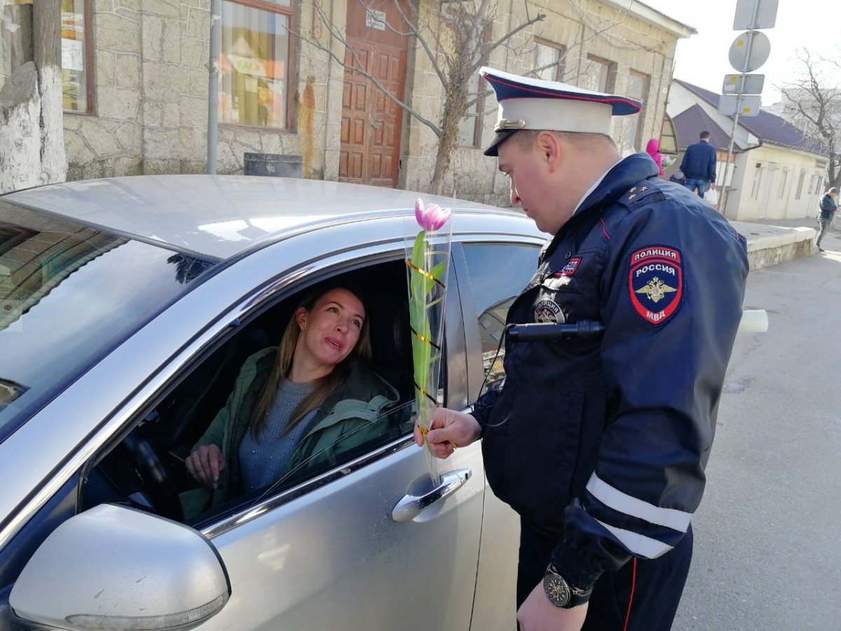 Сотрудники ГИБДД в Судаке поздравили женщин-водителей с 8 Марта