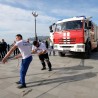 Судакский силач протащил пожарную машину по набережной (видео) 4