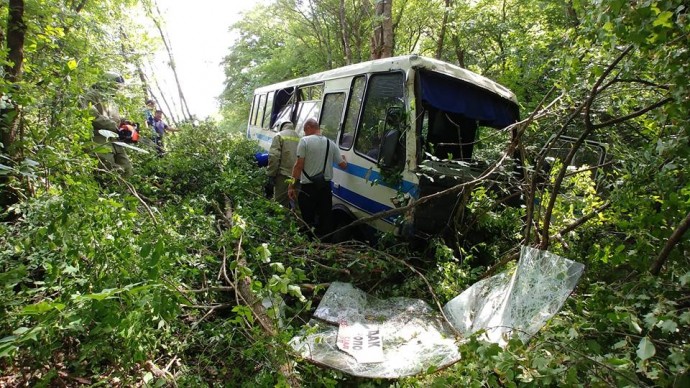 Съехавший в лес автобус следовал в Судак после ремонта