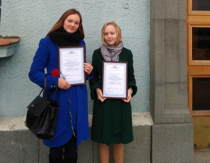 Две девушки из Судака получили сертификаты на стипендию Совета министров Крыма