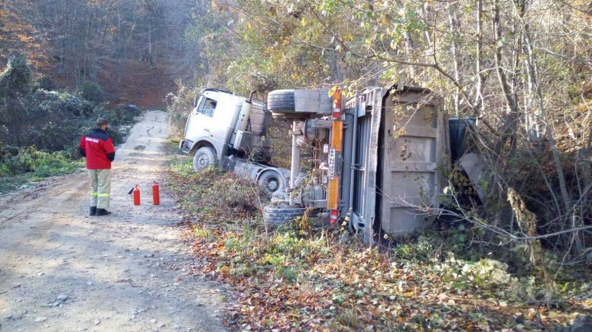 В улавливающем тупике на дороге Судак - Грушевка опрокинулся грузовик