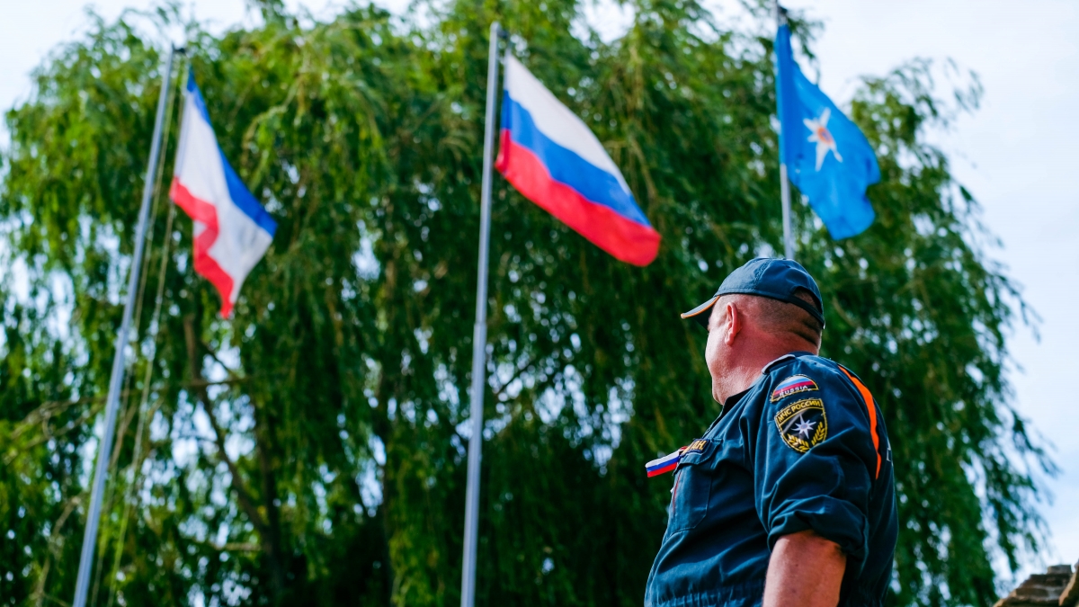 День России в Судаке начался с поднятия флага на территории пожарной части