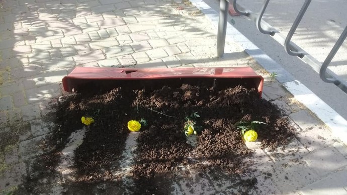Неизвестные вандалы разбили все цветочные вазоны на улице Гвардейской в Судаке