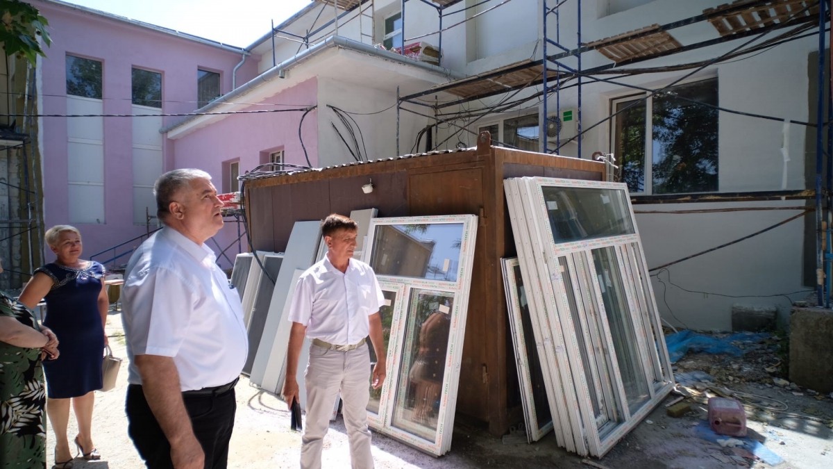 Руководители Судака оценили ход ремонта в детском саду «Ласточка»