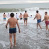 Судакчане на Крещение окунулись в море, несмотря на шторм 119