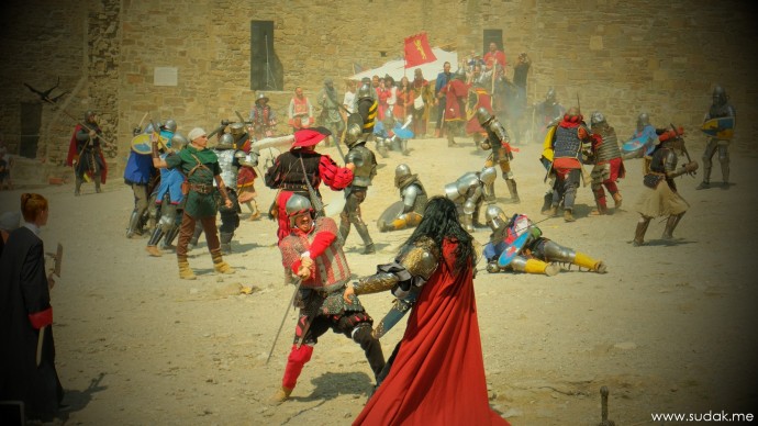 В Судаке в восемнадцатый раз зазвенели мечи — открылся рыцарский фестиваль «Генуэзский шлем»