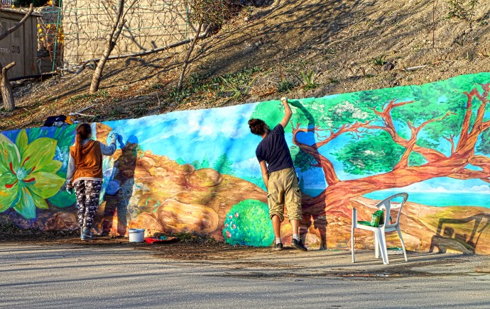 Художники из Татарстана преображают серые стены Судака