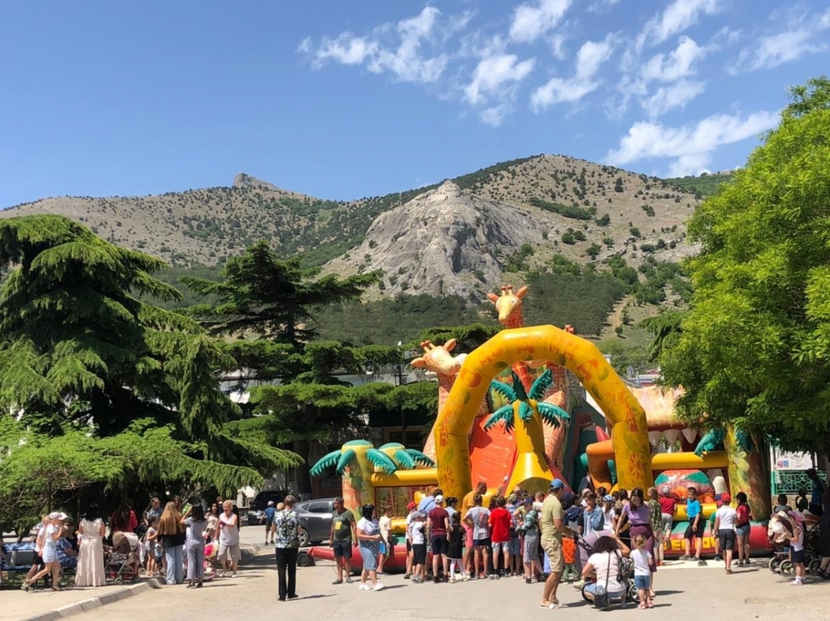 В Веселом и Солнечной Долине устроили праздники для детей