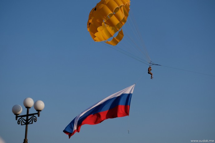 В День Российского флага над Судаком взвился 10-метровый триколор