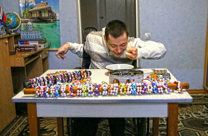 Телеканал «Первый Крымский»: Уникальные «браслеты счастья» делает крымчанин с ДЦП