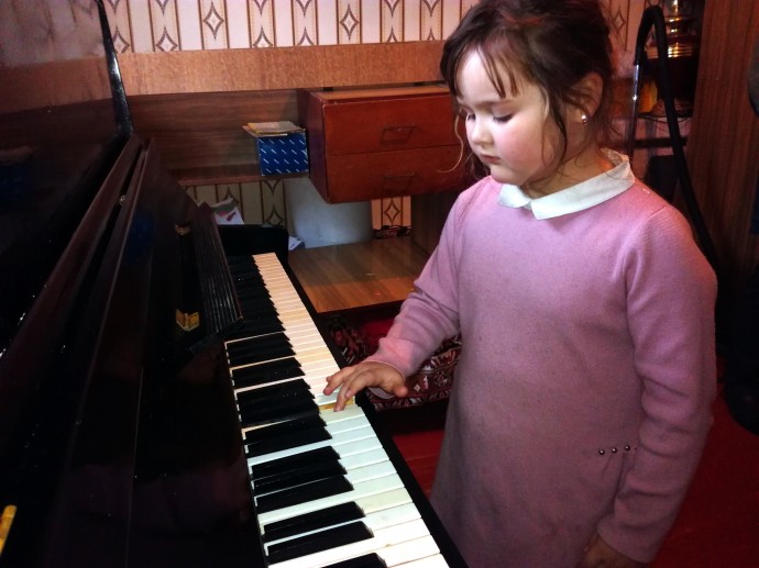 Мечты сбываются: девочке Еве из Веселого подарили фортепиано