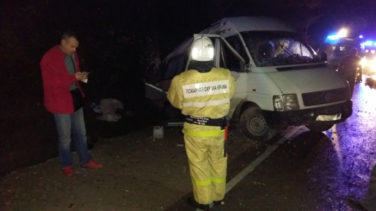В районе Грушевки перевернулся автобус с пассажирами - есть пострадавшие