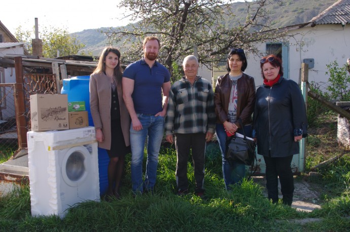 «Солнечная Долина» и «PingWin» обеспечили пенсионеров водоснабжением и подарили стиральную машину